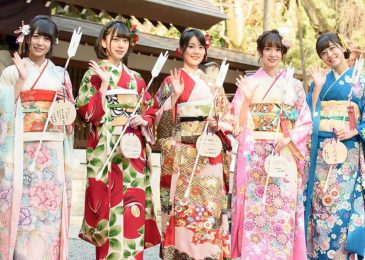 thiếu nữ mặc Kimono bắn tên