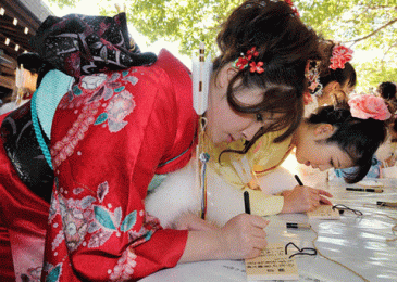 Các thiếu nữ mặc Kimono miệt mài ghi tên