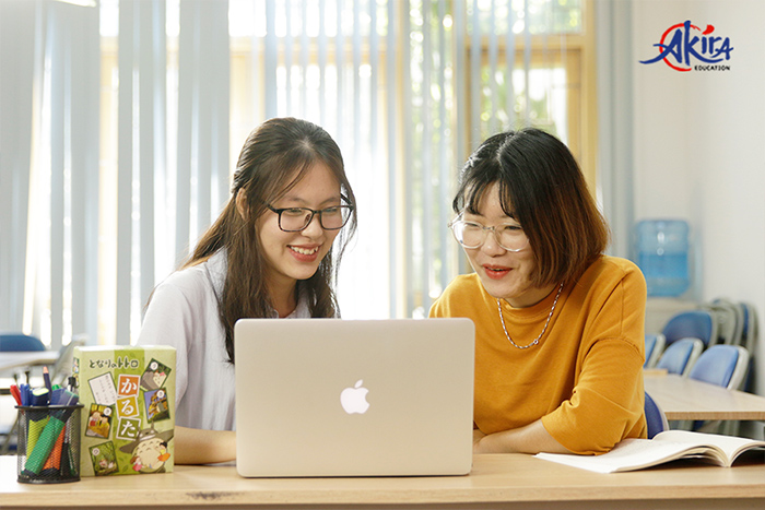 Học viên vui vẻ học tiếng Nhật Online trên máy tính 