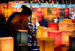 Thả đèn lồng tưởng nhớ các nạn nhân bom nguyên tử trên sông Motoyasu ở Hiroshima 